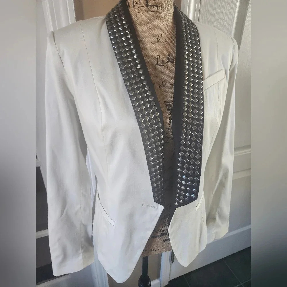 Sz 8 Jessica Simpson Cream Blazer & Black Lapel Studs
